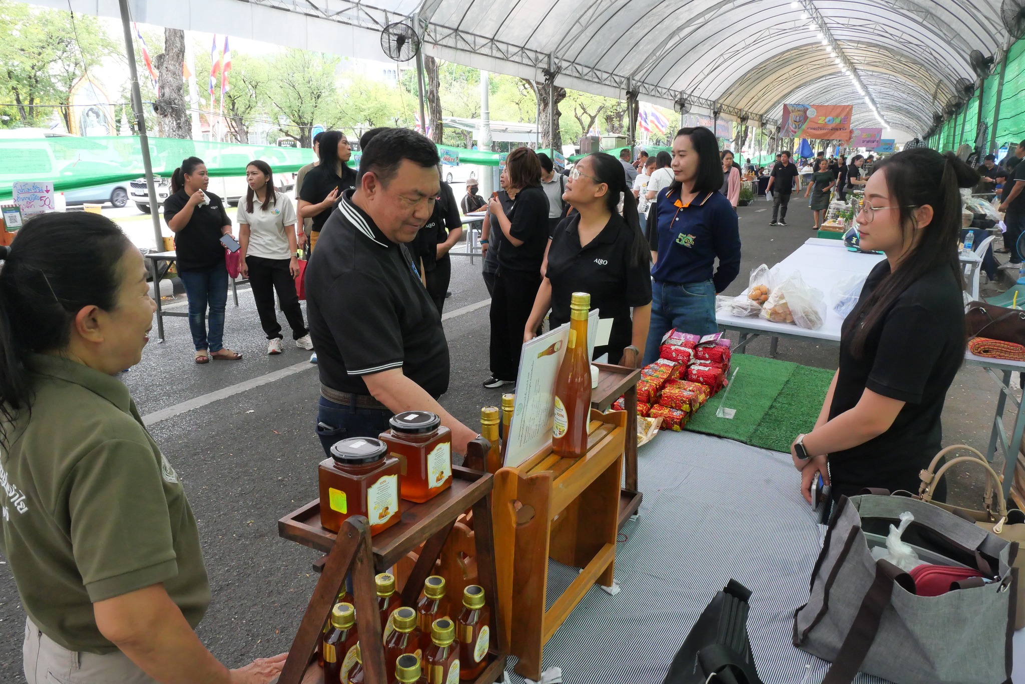 title - เลขาธิการ ส.ป.ก. เยี่ยมทักทายเกษตรกรและซื้อสินค้าในบรรยากาศวันสุดท้ายของการออกร้านขายสินค้า จากเขตปฏิรูปที่ดิน ส่งท้ายงานครบรอบ 51 ปี ส.ป.ก.